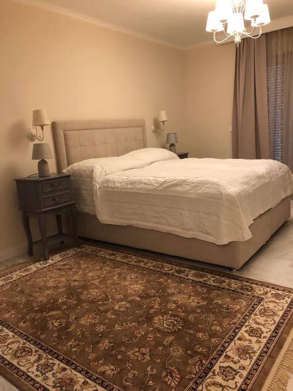 Bedroom with double bed and bedside lamps